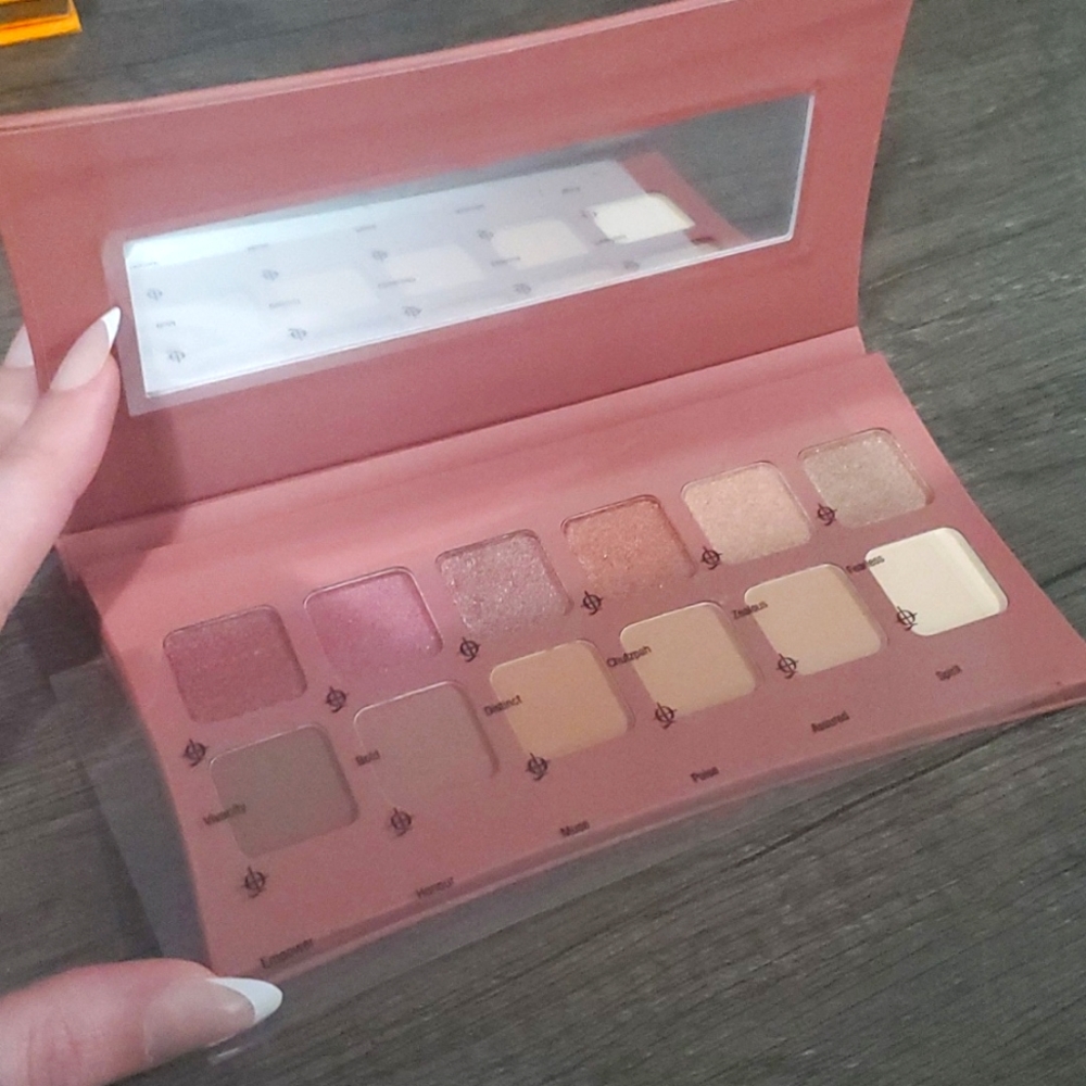 NIB Illamasqua Unveiled Artistry Palette